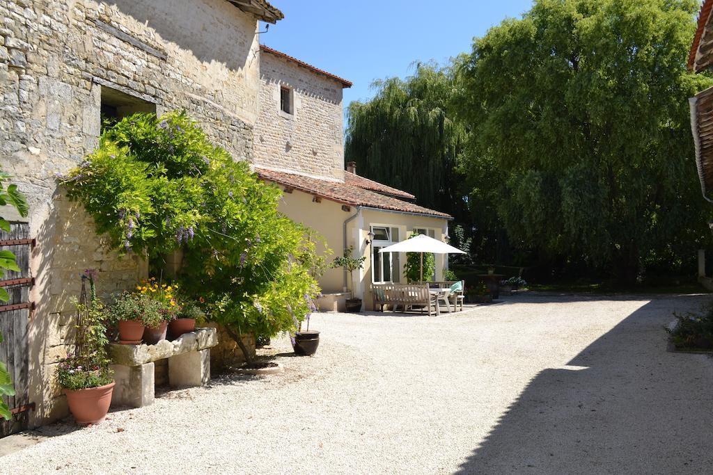 Bed and Breakfast Le Moulin De Lusseau Chef-Boutonne Exterior foto
